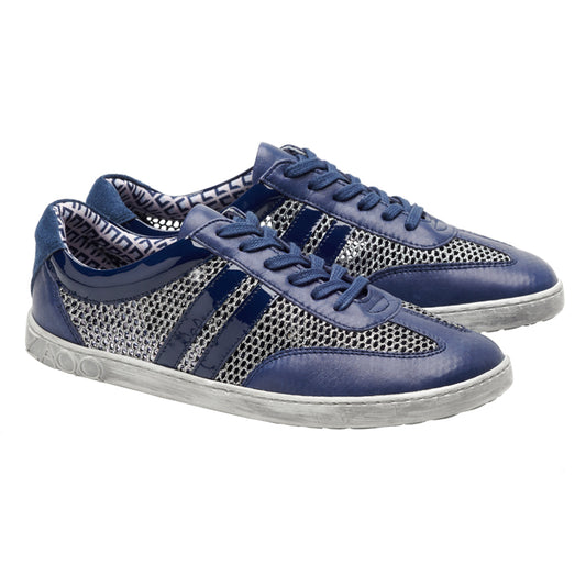 Wir präsentieren den QIMBERLY Blue von ZAQQ: stylischer Barfuß-Sneaker in Blau und Silber mit Mesh-Design. Diese Sneaker zeigen ein strukturiertes Muster mit dunkelblauen Streifen an den Seiten und einen Schnürverschluss, alles vor einem strahlend weißen Hintergrund für einen mühelos schicken Look.