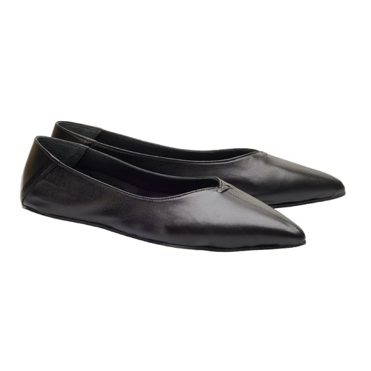 Die MEXIQ Black Flats von ZAQQ verkörpern mit ihrem minimalistischen Design feminine Eleganz. Auf einem schlichten weißen Hintergrund präsentieren sich diese Barfuß-Ballerinas mit glatter Oberfläche und tief ausgeschnittener Öffnung und strahlen mühelose Anmut aus.