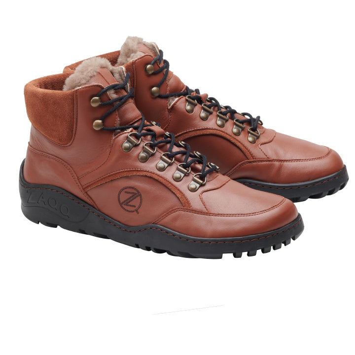 Die TREQ Cognac Winter Waterproof-Stiefel von ZAQQ bestechen durch braunes Leder mit schwarzen Schnürsenkeln, Wildlederkragen und einem kuscheligen Lammfellfutter. Sie eignen sich ideal als Outdoor-Winterschuh für Damen und verfügen über eine strapazierfähige geriffelte Gummisohle und ein rundes Logo an der Seite für ein zusätzliches stilvolles Flair.