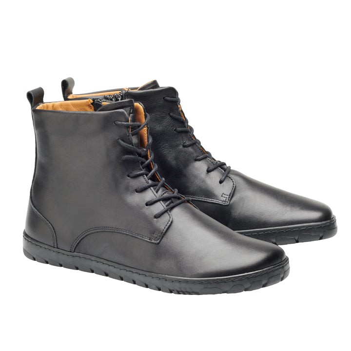 Wir präsentieren die schwarzen QUINTIC-Lederstiefeletten von ZAQQ, fachmännisch aus hochwertigem Nappaleder gefertigt für ein glattes Finish. Diese eleganten Stiefel haben Schnürsenkel, Reißverschlüsse und ein minimalistisches Design mit abgerundeter Spitze und flacher Sohle. Das hellbraune Innenfutter verleiht diesen eleganten Basics einen Hauch von Wärme.