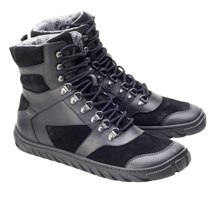 Schauen Sie sich die wasserdichten ZAQQ EXPLORER Black-Stiefel an: mit hoher Knöchelunterstützung, Metallösen, dicken Gummisohlen, einem Mix aus Wildleder- und Ledertexturen und Schnürverschlüssen. Perfekt als wasserdichte Outdoor-Barfußschuhe für Ihr nächstes Abenteuer!.