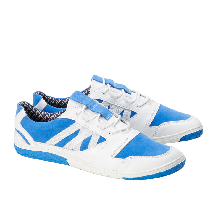 Wir präsentieren den ZAQQ QENDRIQ Blue, einen sommerlichen Sneaker mit einem auffälligen blau-weißen Farbschema. Diese Sneaker sind mit einem gemusterten Innenfutter und einer blauen Sohle gestaltet, ergänzt durch kräftige blaue Akzente an den Seiten und vorne. Ideal, um Ihrem Outfit Stil zu verleihen.