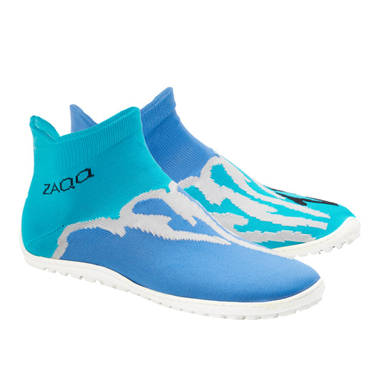 Die SOQQ Fire Blue von ZAQQ sind blaue Wasserschuhe im Wasser-Design mit Wellenmuster und dem ZAQQ-Logo an der Seite. Sie sind mit weißen flexiblen Sohlen ausgestattet und bieten das ultimative Barfußschuh-Erlebnis.