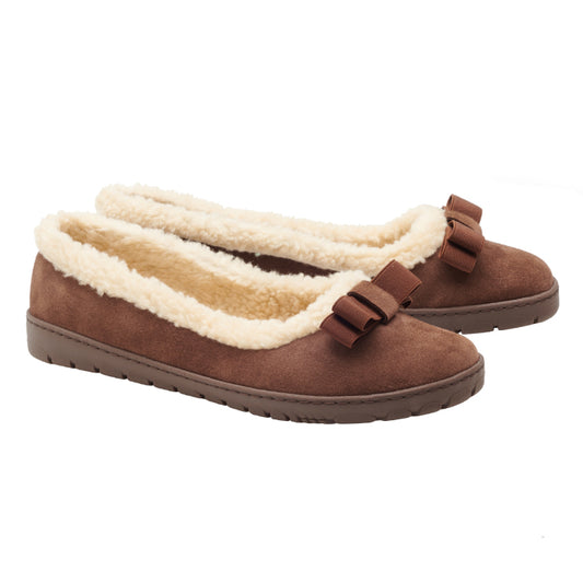 Der DAQIN Winter Brown von ZAQQ hat ein plüschiges, cremefarbenes Futter und dekorative Schleifen auf der Oberseite. Diese Slipper aus Veloursleder verfügen über eine flache, wildlederähnliche Textur und eine rutschhemmende Kautschuksohle für zuverlässigen Halt.