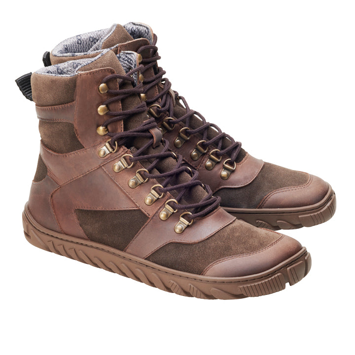 Die EXPLORER Brown Waterproof Wanderschuhe von ZAQQ sind der ideale Outdoorschuh mit hohem Schaft, dicker Gummisohle, schwarzen Schnürsenkeln durch Metallösen und strukturiertem Griff. Sie bieten Stabilität auf unebenen Wegen und sind vollständig wasserdicht.