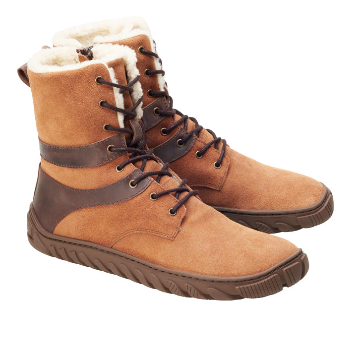 Wir präsentieren den VIVAQ Brown von ZAQQ: ein stilvolles Paar brauner Winterstiefel aus Wildleder mit dunkelbraunen Schnürsenkeln und dicken Profilsohlen. Diese Outdoorstiefel haben ein weißes Kunstfellfutter, das etwas über die Oberkante hinausragt, und hellbraune Akzente um den Knöchel und an den Seiten. Sie sind perfekt, um Sie bei jedem Abenteuer warm zu halten.