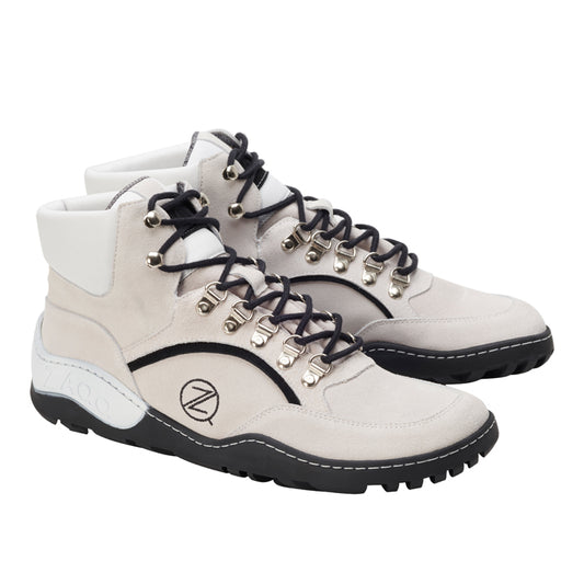 Ein Paar der TREQ Beige Waterproof Sneaker von ZAQQ, mit einem stylischen High-Top-Design in Weiß und Grau mit einer schwarzen Sohle aus der ZAQQ TERRA Sohle. Die Sneaker sind mit Metallösen und schwarzen Schnürsenkeln verziert und auf jeder Seite ist ein rundes Logo mit einem Z zu sehen.