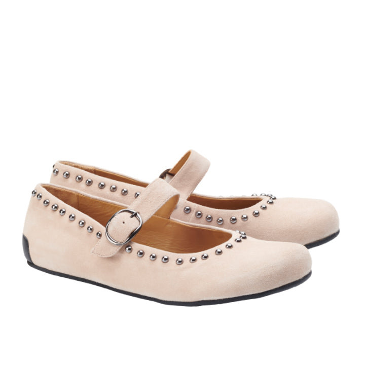 Wir präsentieren die DIEQO Taupe-Schuhe von ZAQQ: Diese hellbeigen Mary Jane-Schuhe haben elegante silberne Nietenakzente an den Rändern und einen einzelnen Schnallenriemen über jedem Schuh. Mit schwarzen Sohlen und einer weichen Veloursledertextur verkörpern sie mit ihrem raffinierten Design subtile Eleganz.