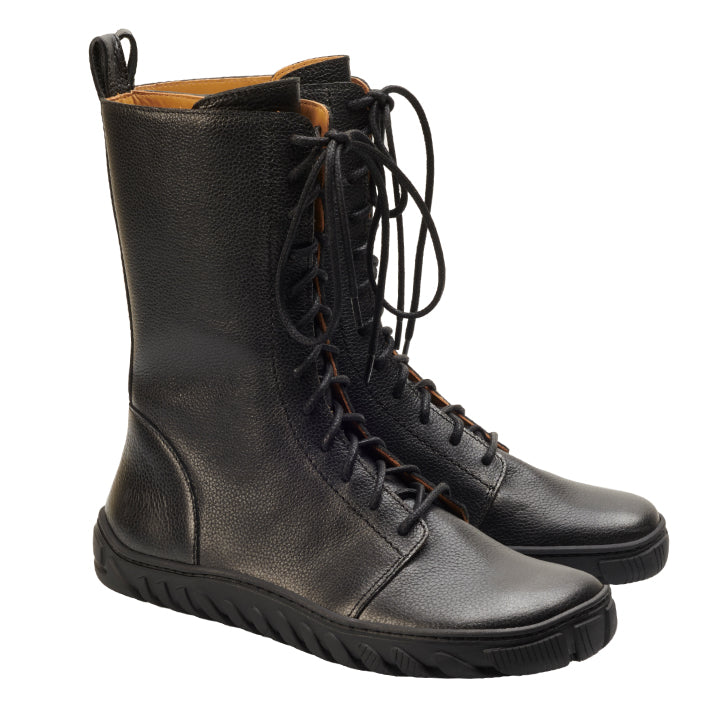 Ein Paar schwarze Schnürstiefel DOQS von ZAQQ, ausgestattet mit ULTRAGRIP-Sohle für exzellente Traktion, präsentiert vor einem weißen Hintergrund. Diese Stiefel zeichnen sich durch ein Design mit hohem Knöchel und eine glatte, hochwertige Nappaleder-Textur aus.