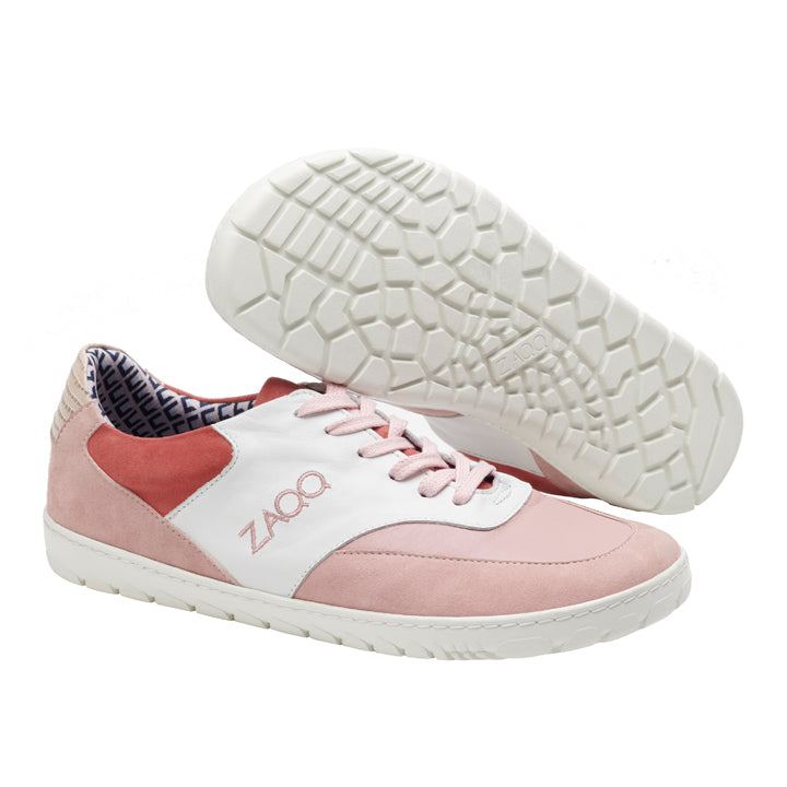 Die schicken QARTER Rosa Sneaker von ZAQQ kombinieren hochwertiges Nappaleder und Veloursleder in Rosa- und Weißtönen. Sie sind mit einer weißen Schnürung vorne, rosa Wildlederakzenten und einer strukturierten weißen Gummisohle gestaltet. Das Innenfutter zeigt ein geometrisches Muster, ergänzt durch das elegant auf die Seite gedruckte ZAQQ-Logo.