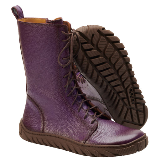 Wir präsentieren die DOQS Purple von ZAQQ: Diese exquisiten lilafarbenen Schnürstiefel sind aus hochwertigem Nappaleder gefertigt und verfügen über braune ULTRAGRIP-Gummisohle mit Profil. Ein Stiefel ist leicht geneigt, um das einzigartige Sohlendesign hervorzuheben, und sie heben sich eindrucksvoll von einem schlichten weißen Hintergrund ab.