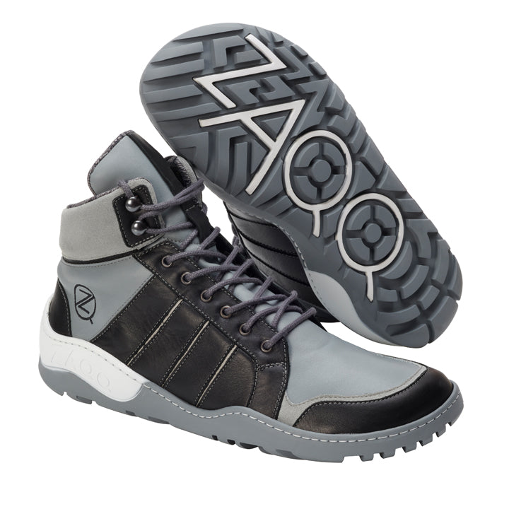 Wir präsentieren den Q2 Grey Waterproof von ZAQQ: Ein Paar stylische High-Top-Sneaker in Grau- und Schwarztönen mit einem einzigartigen Profildesign, das von der TERRA Sohle inspiriert ist. Mit einem modernen Look, kontrastierenden Texturen und detaillierten Nähten verbinden diese Sneaker mühelos urbanes Flair mit einem Hauch von Outdoor-Beständigkeit.