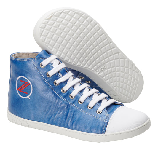 Die CHUQQS Blue High-Top-Sneaker von ZAQQ haben weiße Schnürsenkel und eine robuste weiße Sohle mit strukturiertem Griffmuster. Sie sind aus Nappaleder gefertigt und bieten sowohl Stil als auch Komfort. Ein rot-weißes kreisförmiges Logo an der Seite verleiht diesen Barfußschuh-inspirierten Schuhen einen klassischen Touch.