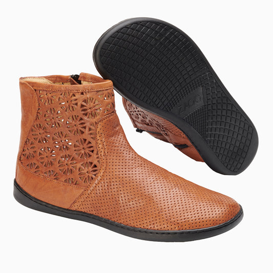 Diese ZAQQ QYLIE Cognac Stiefeletten in Braun haben ein elegantes perforiertes Blumenmuster auf dem oberen Teil. Sie eignen sich perfekt als luftiger Sommerboot, verfügen über einen praktischen Reißverschluss an der Seite und haben eine schwarze strukturierte Gummilaufsohle für besseren Halt.