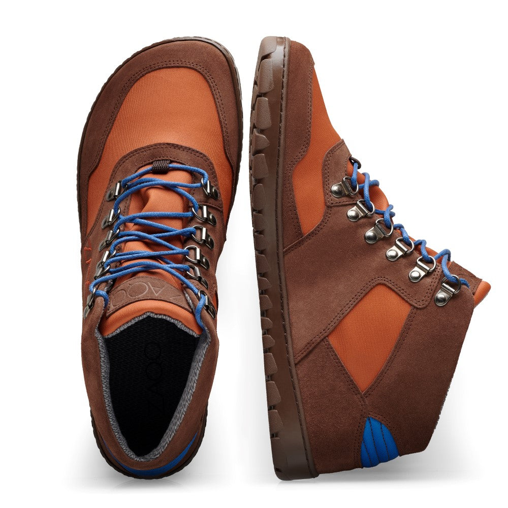 Wir präsentieren die wasserdichten HIQE Mid Terracotta-Stiefel von ZAQQ: ein Paar stylische Wanderstiefel in Braun und Orange, ausgestattet mit blauen und braunen Schnürsenkeln. Sie verfügen über robuste Outdoor-Sohlen, Metallösen und sind auf Wasserdichtigkeit ausgelegt. Das Produkt wird von oben und von der Seite auf einem weißen Hintergrund angezeigt.