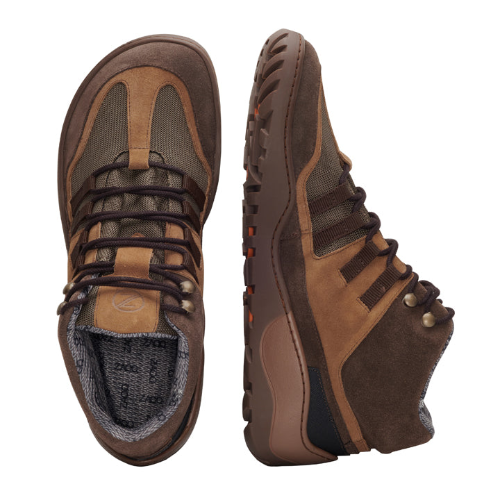 Der SQOUT Brown Waterproof von ZAQQ ist ein Paar brauner Wanderschuh mit wasserdichtem Design und Schnürfunktion. Ein Schuh ist von oben zu sehen, während der andere ein Seitenprofil zeigt, das den innovativen ZAQQ TERRA-Sohlengriff sowie Akzente aus Veloursleder und Mesh-Gewebedetails hervorhebt.