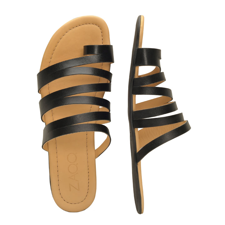 Die FLAQE Black Sandalen von ZAQQ bieten mit ihrem schwarzen Riemchendesign aus Nappaleder und den hellbraunen Sohlen außergewöhnlichen Komfort. Eine Sandale wird von oben präsentiert, während die andere schräg präsentiert wird, um das Seitenprofil zu zeigen. Der Markenname ZAQQ ist auf dem Fußbett deutlich sichtbar.