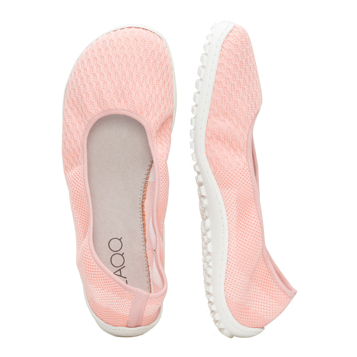 Ein Paar SUQAR Rosa-Schuhe von ZAQQ, mit einem hellrosa Slip-On-Mesh-Design mit glatter Sneakersohle und weißen Sohlen. Der Barfuß-Ballerina-Stil wird nebeneinander angezeigt, wobei ein Schuh die Draufsicht zeigt und der andere ein anmutiges Seitenprofil vor einem makellos weißen Hintergrund hervorhebt.