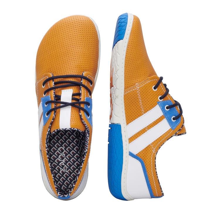 Ein Paar QANBERRA Orange-Sneaker von ZAQQ nebeneinander ausgestellt. Sie bestechen durch eine lebendige Mischung aus Orange-, Weiß- und Blautönen, ergänzt durch schwarze Schnürsenkel. Das Design umfasst eine perforierte Textur auf der Oberfläche, makellos weiße Sohlen und einzigartige blau-weiße Einsätze an den Seiten.