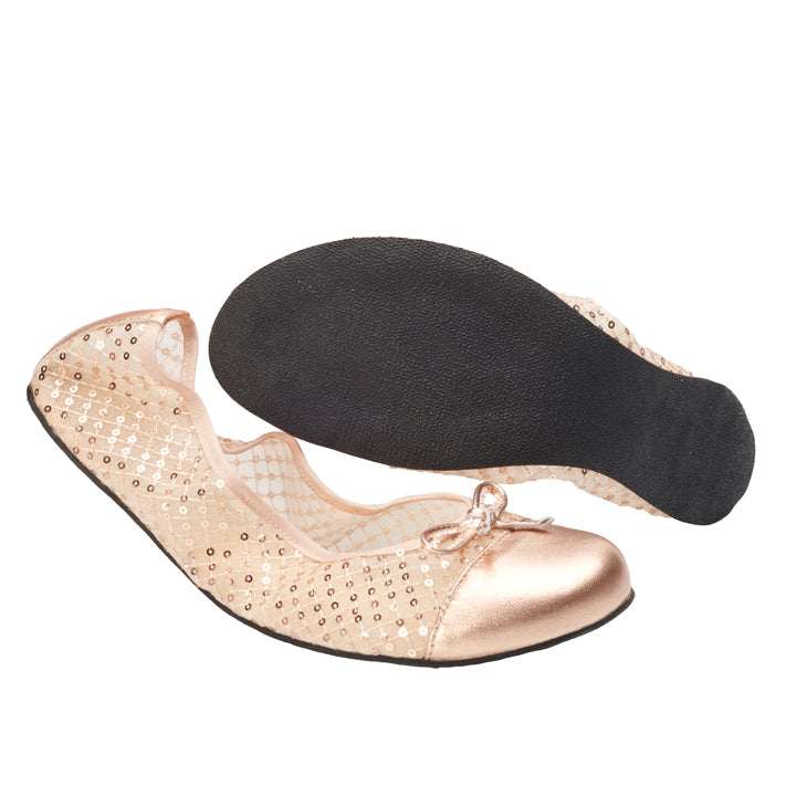 Die TWIST SHEER Gold Ballerinas von ZAQQ kombinieren funkelndes beige-goldenes Nappaleder mit Pailletten und einem Schleifendetail auf der Vorderseite. Einer der Schuhe zeigt seine strukturierte schwarze Sohle, während der andere aufrecht steht, wodurch die glänzende Zehenkappe hervorgehoben wird und außergewöhnlichen Tragekomfort verspricht.