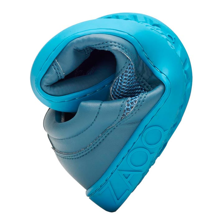 Der ZAQQ QARLY Turquoise Schuh in kompakter, runder Form zeigt seine bemerkenswerte Flexibilität. Dieser Barfuß-Sneaker verfügt über eine strukturierte Sohle und Mesh-Details am oberen Teil und bietet sowohl Stil als auch Komfort.