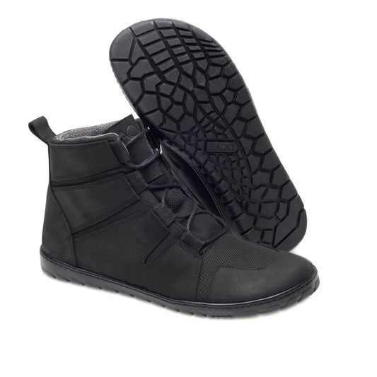 Ein Paar wasserdichte schwarze DAQOTA High-Top-Sneaker von ZAQQ mit strukturierter Sohle. Ein Schuh steht aufrecht, während der andere geneigt ist, um das Sohlenmuster zu zeigen. Dieses Design kombiniert Stil und Komfort mit einem minimalistischen Look, sichtbaren Nähten und Schnürsenkeln für jedes Abenteuer.