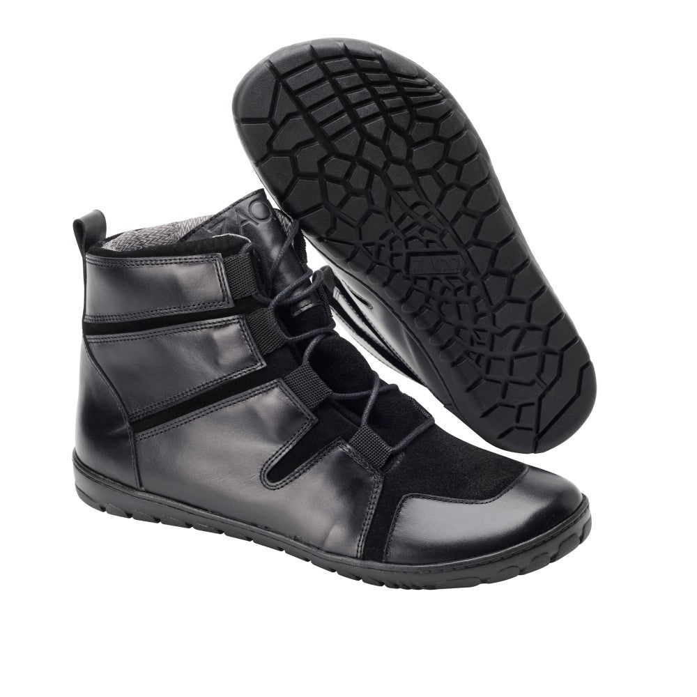 Die DAQOTA Waterproof Mask von ZAQQ ist ein schwarzes High-Top-Sneaker mit Riemen und Schnürsenkeln, das von der Seite und der Sohle präsentiert wird. Diese Schuhe sind mit einer Outdoorsohle mit sechseckigem Muster für besseren Halt ausgestattet und vereinen elegantes Design mit einem Mix aus glatten und strukturierten Materialien und bieten Vielseitigkeit in jeder Umgebung.