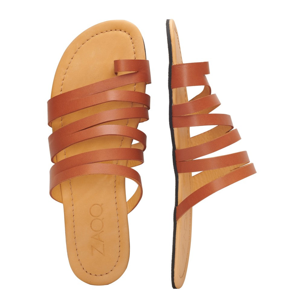 Ein Paar FLAQE Brown-Sandalen von ZAQQ, mit minimalistischem Design, mehreren dünnen Riemen und einer flachen Sohle. Die Sandalen werden nebeneinander präsentiert, um sowohl eine Draufsicht als auch eine Seitenansicht zu zeigen.