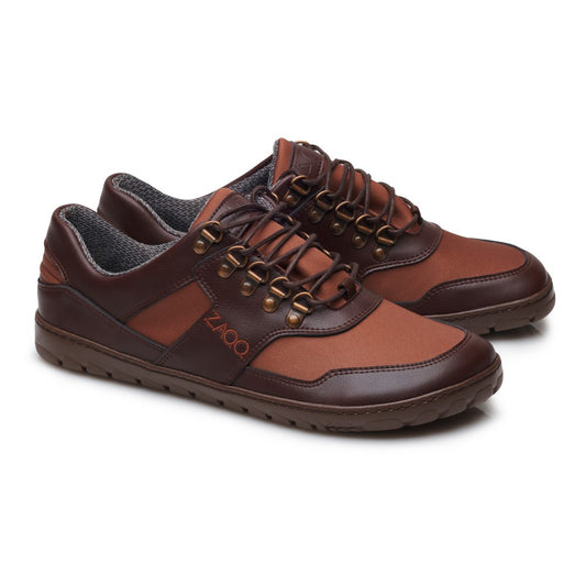 Diese HIQE Low Brown Waterproof Sneaker von ZAQQ zeichnen sich durch eine stilvolle Kombination aus braunem Leder mit dunkelbraunen Akzenten, goldenen Ösen und einer strukturierten Sohle aus. Sie sind mit ihrer wasserdichten Konstruktion und dem schwarzen Innenfutter auf Langlebigkeit ausgelegt und der Markenname ZAQQ ist deutlich auf der Seite zu sehen. Diese vielseitigen Schuhe präsentieren sich elegant vor einem weißen Hintergrund und sind ein Beispiel für anspruchsvolle Mode.