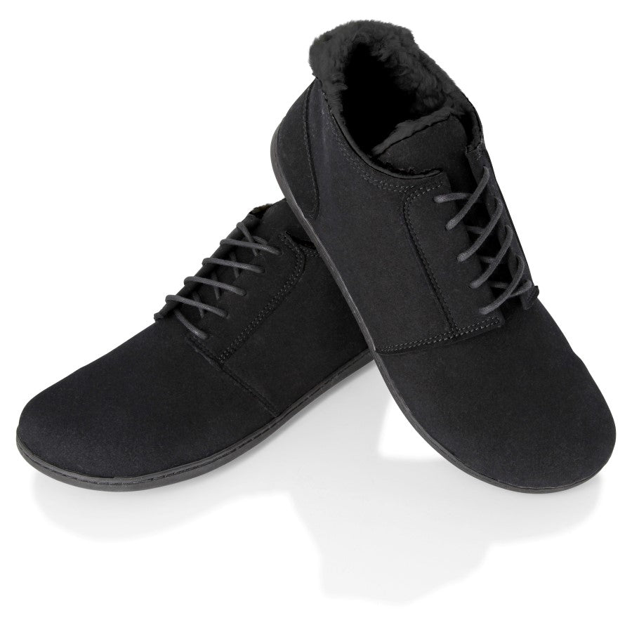 Die PREQUEL Winter Vegan Black Stiefel von ZAQQ sind ein elegantes, minimalistisches Paar mit Schnürsenkeln und einem kuscheligen Fleecefutter für Wärme. Sie werden vor einem weißen Hintergrund präsentiert, wobei ein Stiefel elegant neben dem anderen ruht.