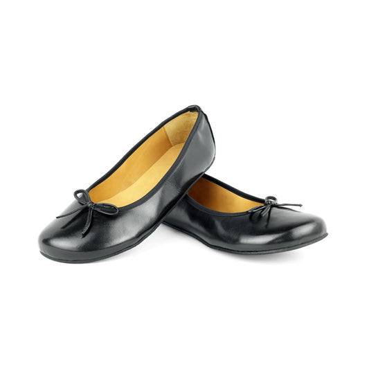 Ein Paar elegante schwarze LOOQ-Ballerinas von ZAQQ, aus weichem Nappaleder gefertigt und mit einer zarten Schleife an jeder Zehe verziert, präsentiert vor einem makellos weißen Hintergrund.