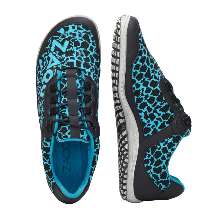 Ein Paar stylische QINGSTON Turquoise Laufschuhe von ZAQQ wird von oben und von der Seite gezeigt. Die Schuhe verfügen über ein schwarz-blaues geometrisches Muster, elastische Schnürsenkel und strukturierte schwarz-weiße Sohlen aus veganem Netzgewebe für optimalen Komfort.