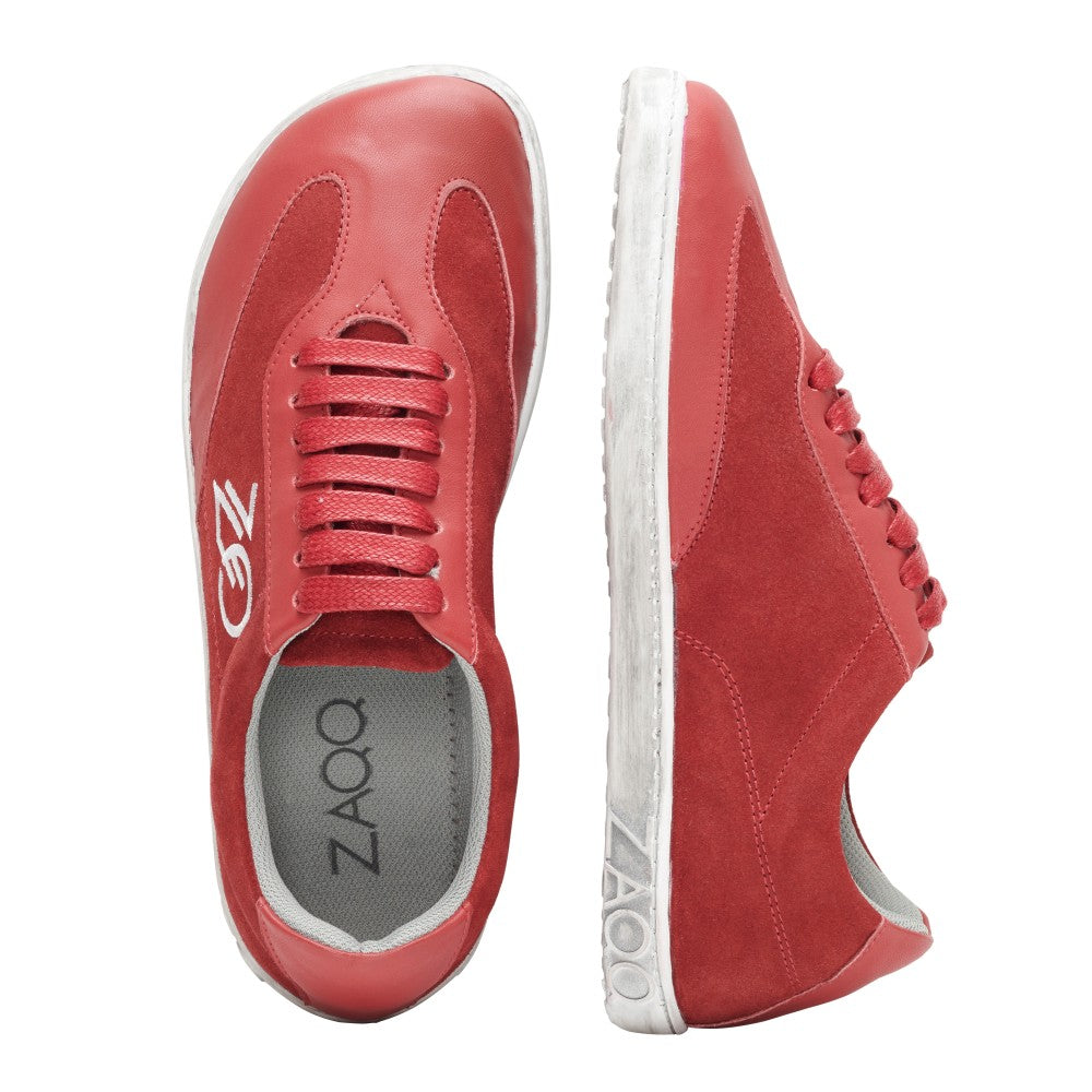 Zwei rote Queensburry Robin Sneaker von ZAQQ, von oben und von der Seite, aus rotem Leder gefertigt. Ein Schuh trägt das ZAQQ-Logo auf der Seite. Die Sneaker haben eine weiße Sohle und rote Schnürsenkel auf einem schlichten weißen Hintergrund.