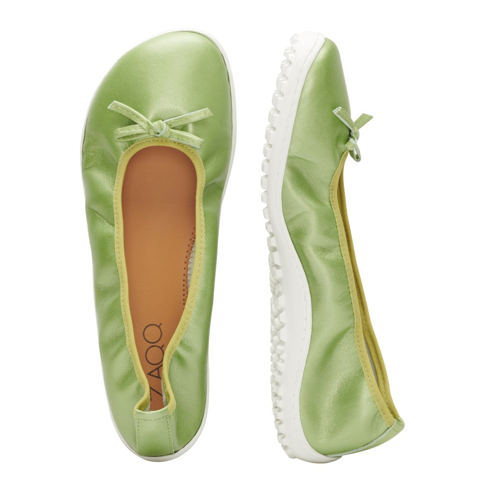 Die SUQAR Olive Ballerinas von ZAQQ sind in einem leuchtenden Limettengrün gehalten und aus weichem Nappaleder gefertigt. Sie sind mit einer kleinen Schleife an der Spitze verziert. Sie haben eine weiße Gummisohle, die hervorragenden Halt bietet. Diese Ballerinas, die so dargestellt sind, dass sie einen Schuh von oben und den anderen von der Seite zeigen, vereinen Eleganz und Komfort perfekt.