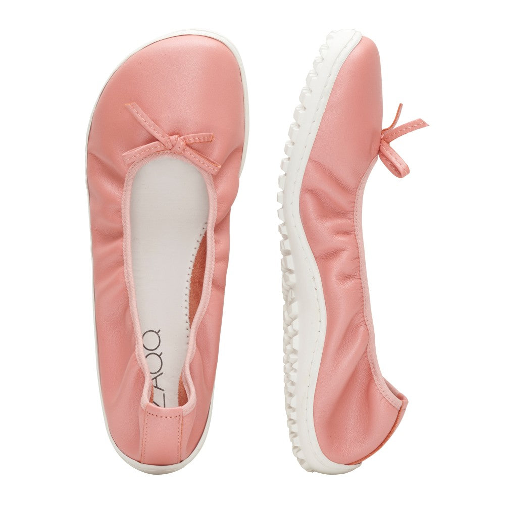 Die SUQAR Pink Ballerinas von ZAQQ aus weichem Nappaleder haben vorne eine zarte Schleife. Mit einer abgerundeten Spitze sind sie sowohl von oben als auch von der Seite elegant in Szene gesetzt. Die weißen Sohlen bieten einen strukturierten Griff für zusätzlichen Komfort und machen sie perfekt für die anmutige Barfußballerina.