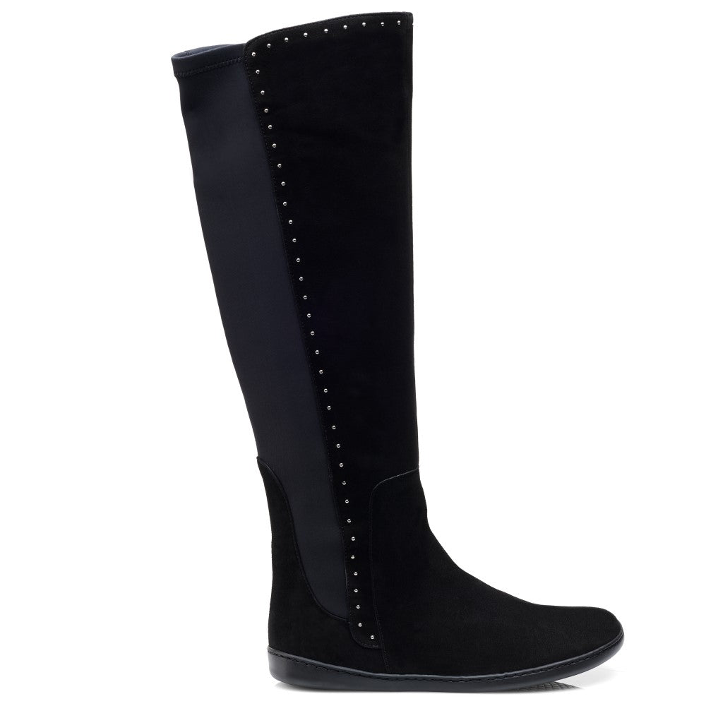 Dieser einzelne schwarze kniehohe Stiefel erinnert an das Design QATCH SHINE Velours Black von ZAQQ und zeichnet sich durch einen eleganten Look mit kleinen Nietendetails entlang der Außennaht aus. Er verfügt über einen leicht geneigten Absatz und eine runde Spitze, während kontrastierende Materialien diesem eleganten Stil Struktur verleihen.