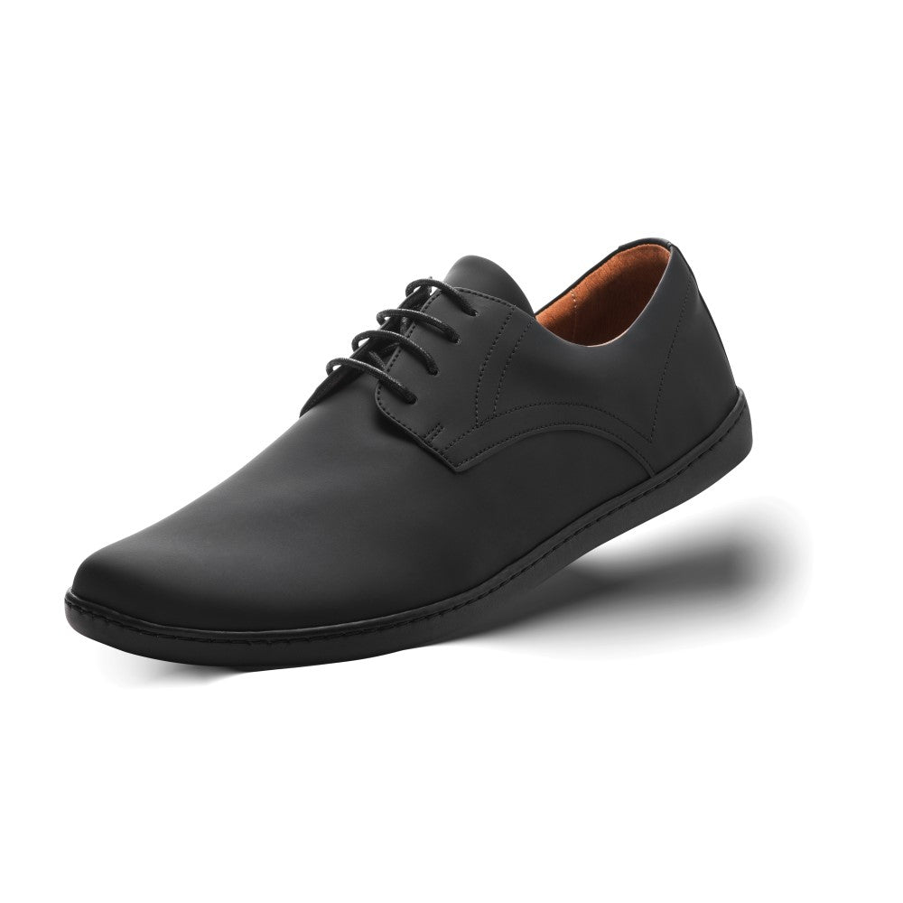 Wir präsentieren den PEAQ Vegan Black Abendschuh von ZAQQ, der mit einer eleganten Ästhetik entworfen wurde. Dieser elegante Halbschuh verfügt über einen Schnürverschluss und eine leicht gebogene Sohle, ergänzt durch ein glattes, lederähnliches Finish. Innen ist der Schuh mit atmungsaktivem Microfaserfutter in Braun auf weißem Hintergrund für zusätzlichen Komfort gefüttert.