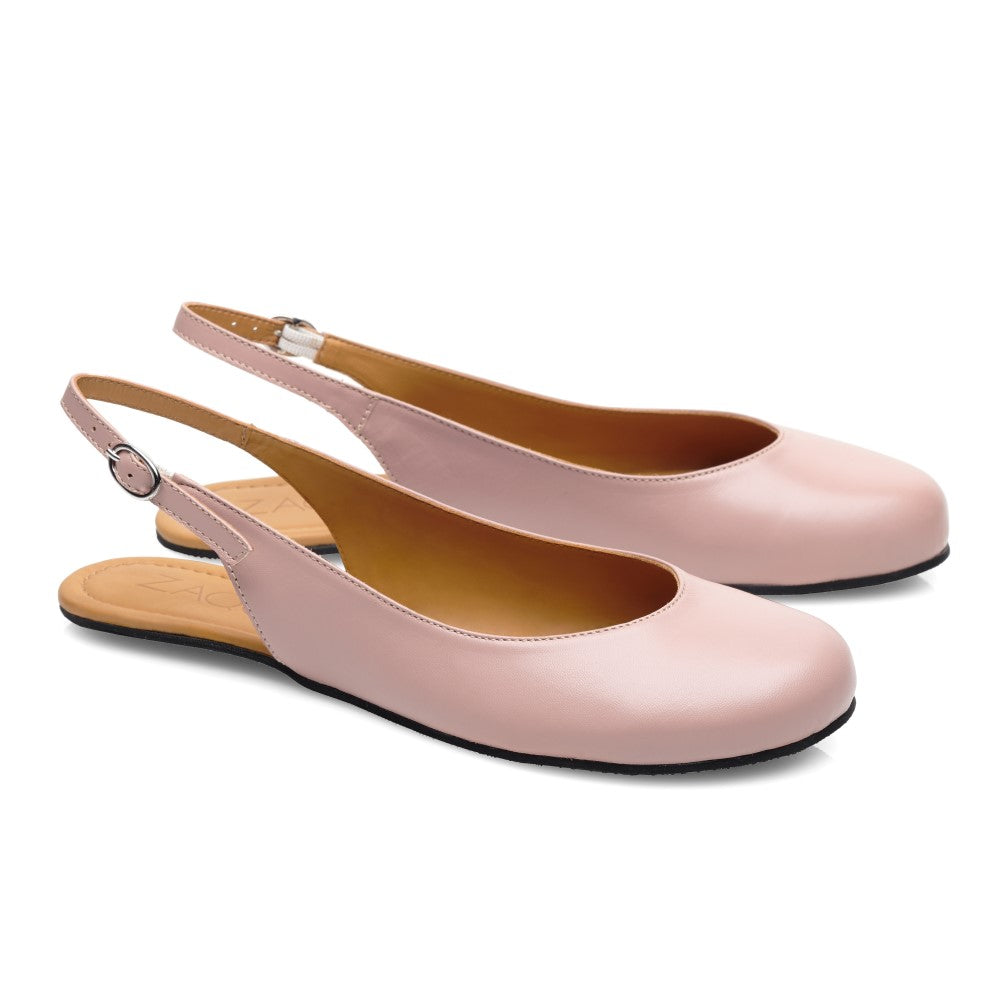 Ein Paar elegante PINQ Candy Slingback-Schuhe von ZAQQ mit runder Zehenpartie, verstellbaren Riemen und hellbraunen Innensohlen sind auf weißem Hintergrund abgebildet. Diese femininen Schuhe verkörpern den Charme eines eleganten Sommerschuhs, perfekt für sonnige Tage.