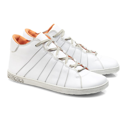 Die QQQ Mid White Sneaker von ZAQQ präsentieren sich im High-Top-Design mit grauen Schnürsenkeln und orangefarbenem Innenfutter. Sie sind aus Premium-Nappaleder gefertigt, verfügen über ein markantes Zickzack-Muster an der Seite und eine dicke Sohle für mehr Stil und Komfort.